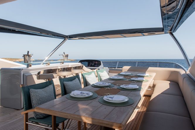 Luxury yacht WYLDECREST | Flybridge dining and bar