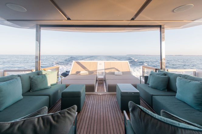 Luxury yacht WYLDESCREST | Main deck aft