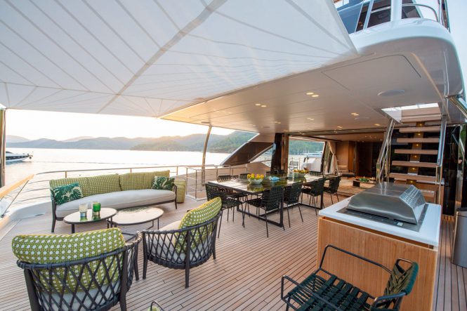 VERVEINE | Sociable upper deck aft
