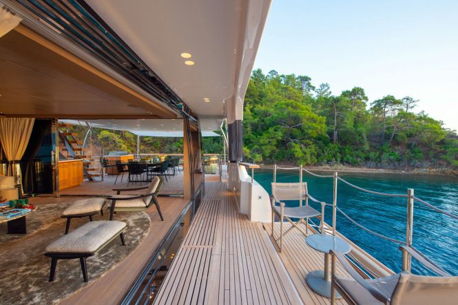 VERVEINE | Upper deck fold out balcony