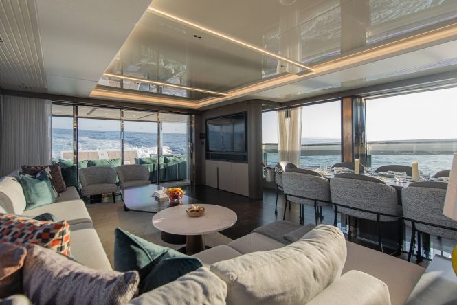Motor yacht WYLDECREST | Main salon view aft