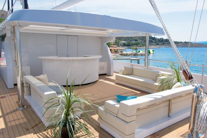 Super yacht OMNIA | Sun Deck Lounge
