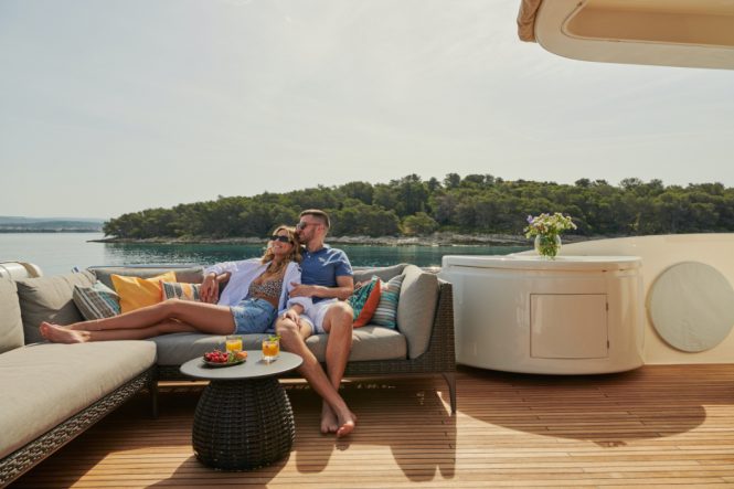 M/Y FRIEND'S BOAT | sun deck