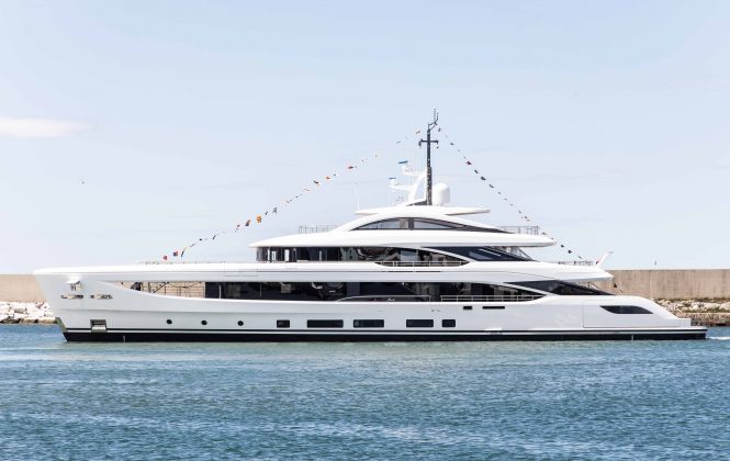 Benetti motor yacht ALUNYA on water