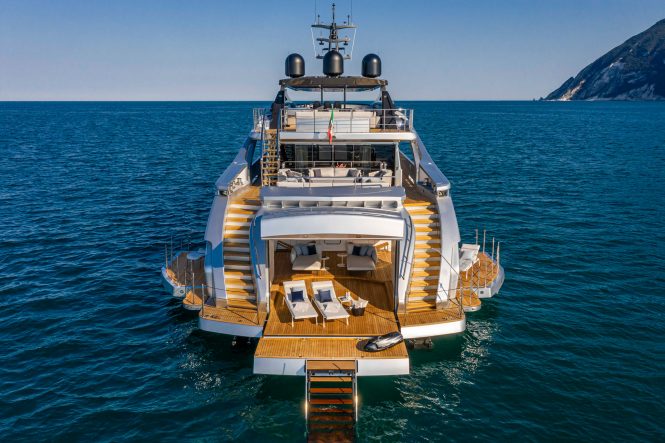 Luxury yacht CABO | Stern beach club