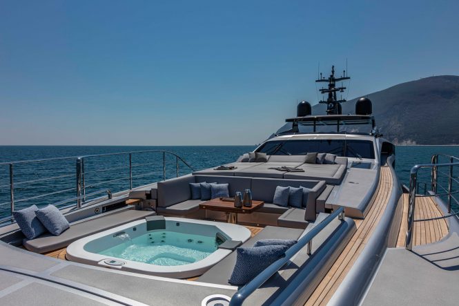 Motor yacht CABO | Sunken bow lounge