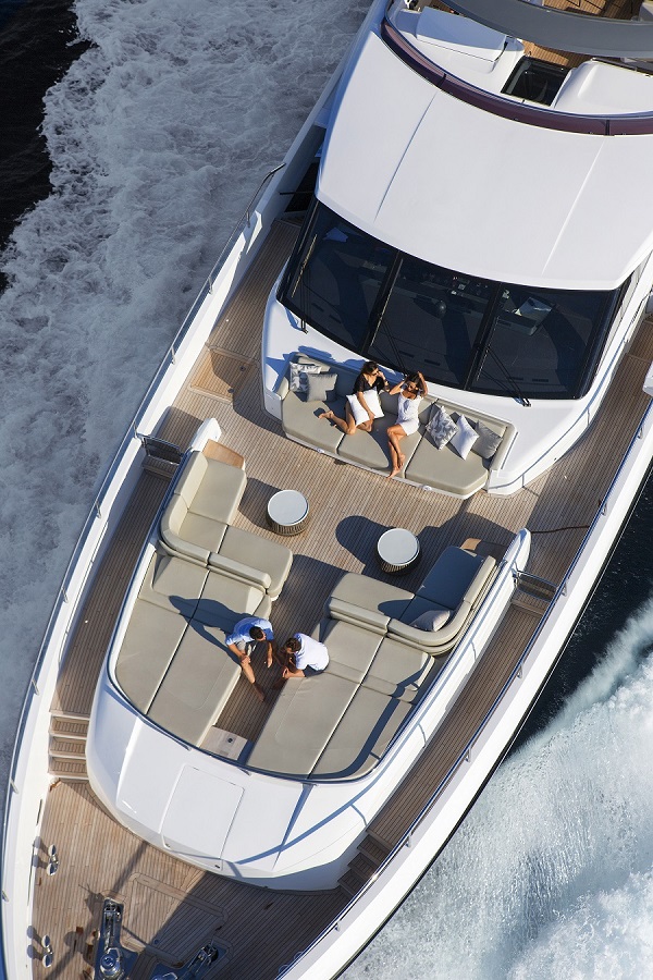 Foredeck with sunbathing area