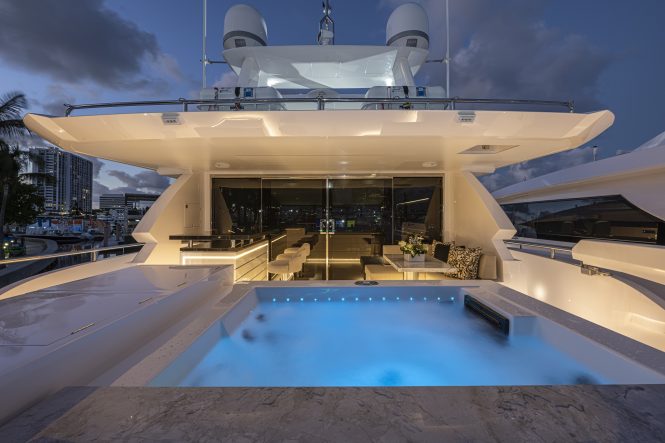 ISSIMO bridge deck jacuzzi