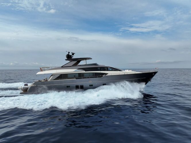 Motor yacht TWIN FISH