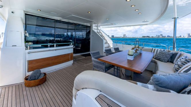 Motor yacht NO CURFEW main deck aft