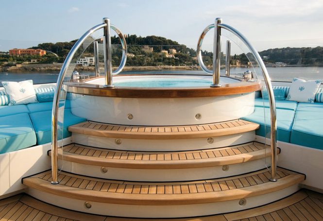 Deck jacuzzi
