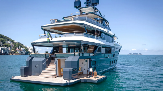 Luxury yacht QUEEN TATI Stern view