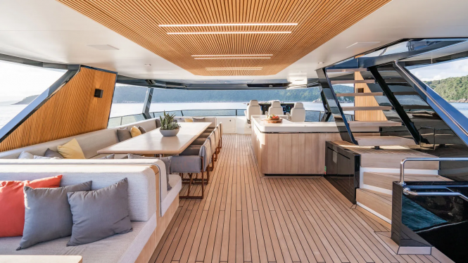 Motor yacht QUEEN TATI sun deck