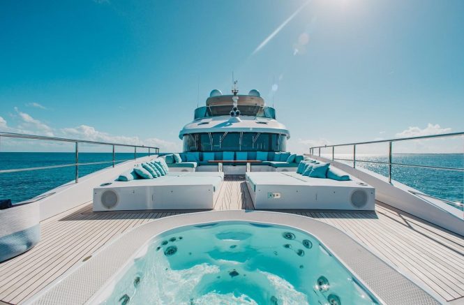 Foredeck jacuzzi and lounge