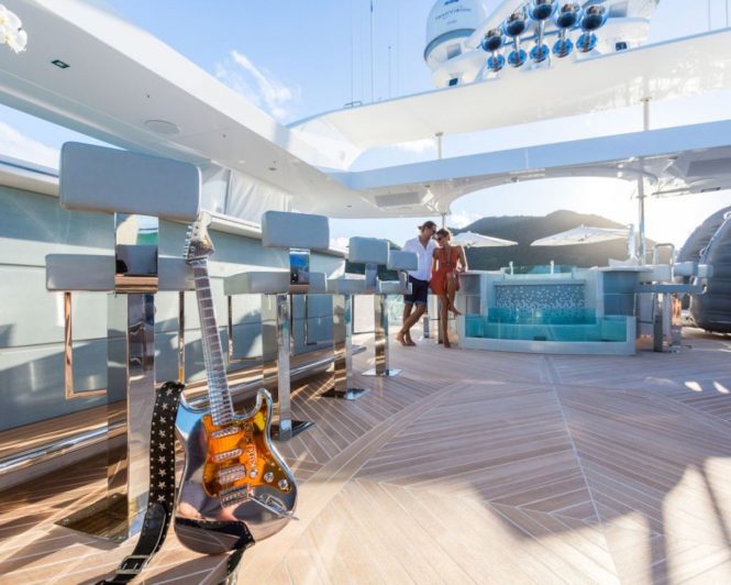 Sun deck with bar and Jacuzzi