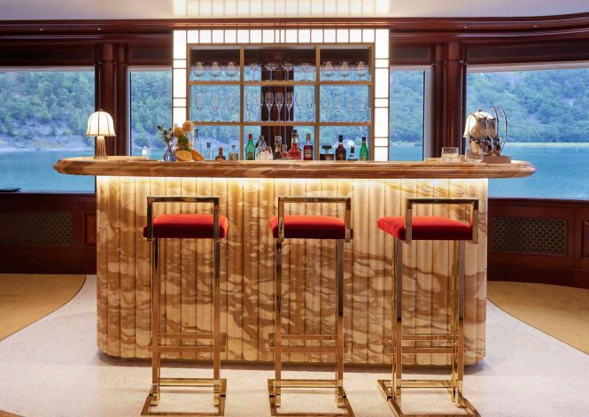 Luxurious bar in the skylounge