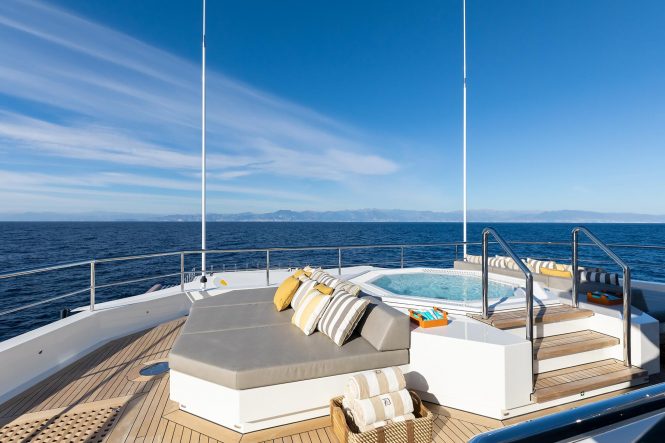 LA DATCHA Expedition Yacht Jacuzzi