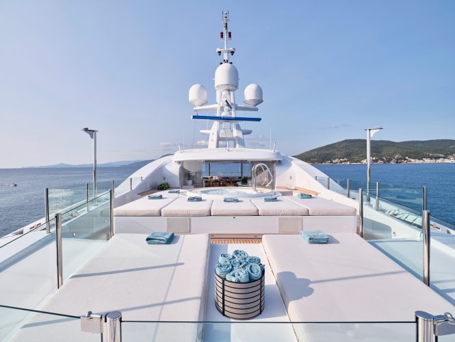 Sun deck aboard yacht O'EVA - Studio Reskos
