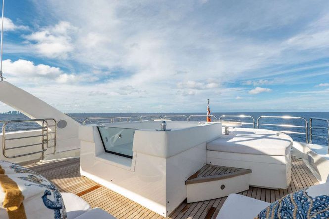 Sun deck with a Jacuzzi