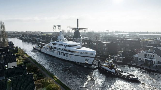 Superyacht CAPRI on route to Rotterdam - Bjorn Mierop