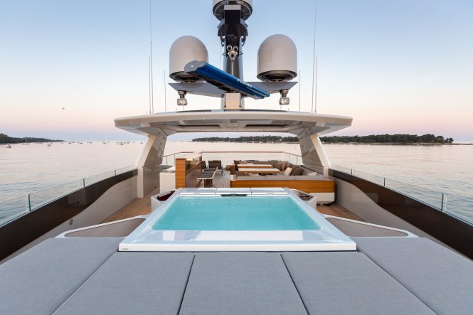 Vertige superyacht sun deck