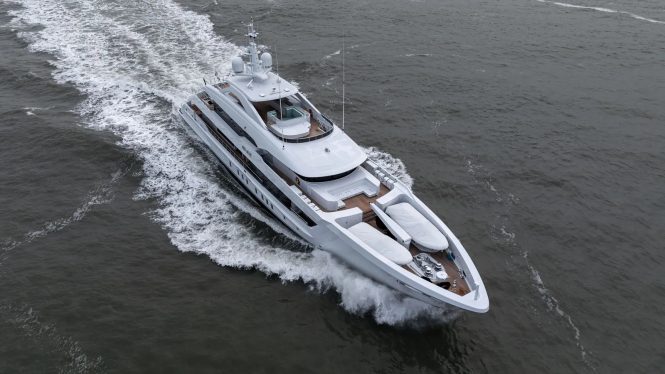 Luxury yacht IRIS BLUE