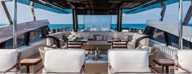 Spacious sun deck with Jacuzzi