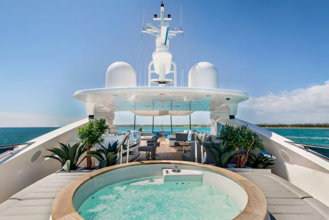 Sundeck jacuzzi
