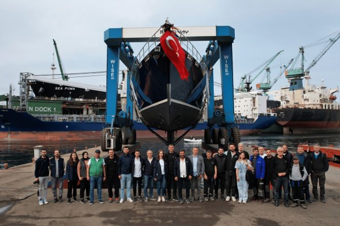 Luxury yacht LEGATO launches - pictures from Mengi Yay