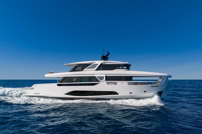 Motor yacht INFYNITO 90 sistership to LOVE