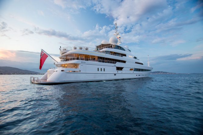Motor yacht NAIA | exceptional dining at the show