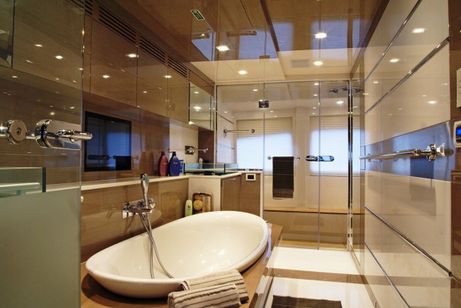 Motor Yacht NOOR Master_bathroom_low