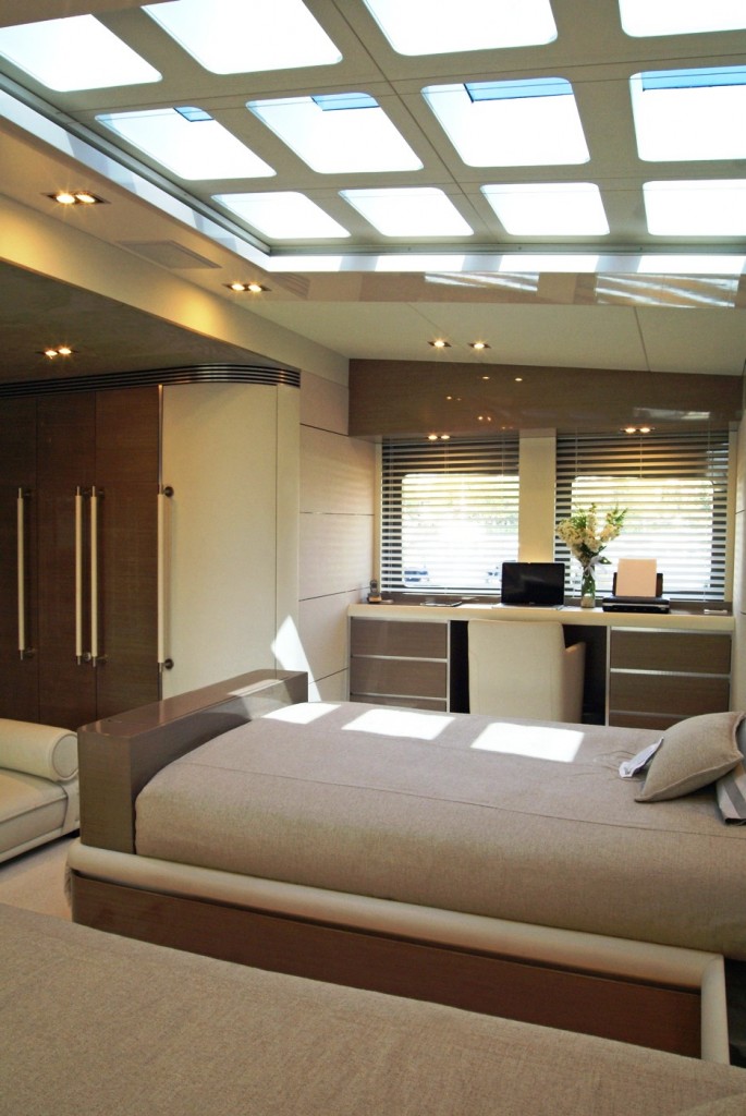 Motor Yacht NOOR Master_cabin_2_low