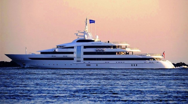yacht-vibrant-curiosity