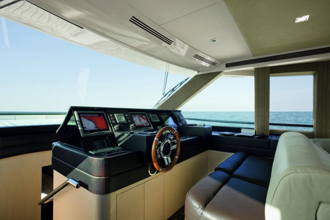 Azimut Magellano 74 - the bridge