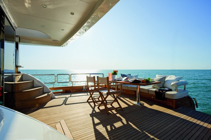 Motor Yacht Azimut Magellano 74 aft deck