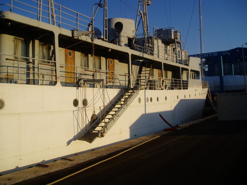 Yacht VIS Side View - Image courtesy of 2pixel studio