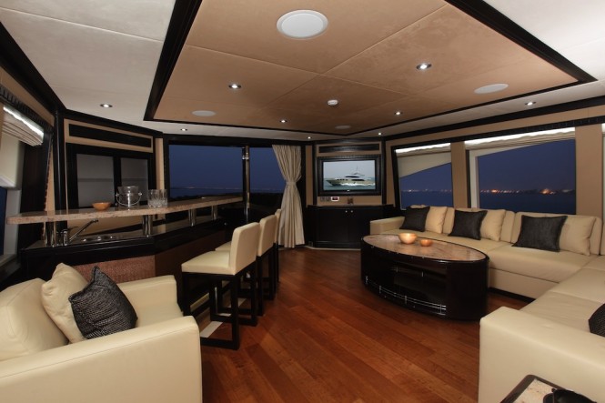 Majesty 125 motor yacht Salon