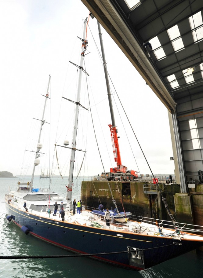 Perini Navi Superyacht Andromeda la Dea's mast removal ay Pendennis Shipyard Perini Navi Superyacht Andromeda la Dea's mast removal ay Pendennis Shipyard