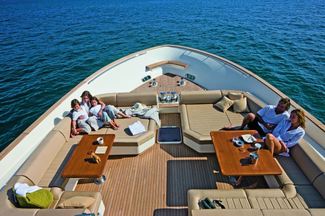 Mochi Craft Long Range 23 Motor yacht Bow Lounge Mochi Craft Long Range 23 Motor yacht Bow Lounge