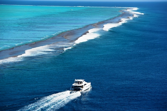 Power catamaran JAMBO - Tahiti Reef