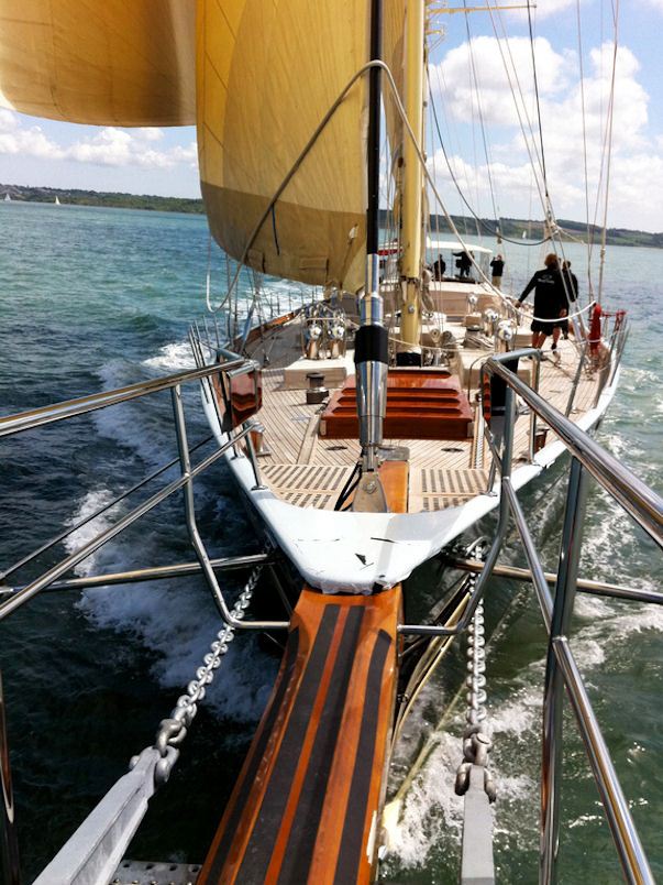 Sailing Yacht Hetairos has rig lowered by Marine Results to navigate the Itchen bridge