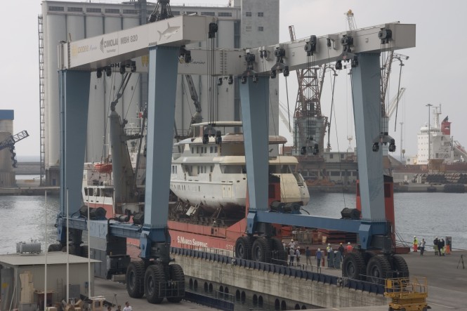 Mondo Marine to Refit motor yacht VIUDES 45 - Unloading the yacht onto land involved some spectacular operations. Work went on throughout the day. Mondo Marine to Refit motor yacht VIUDES 45 - Unloading the yacht onto land involved some spectacular operations. Work went on throughout the day.