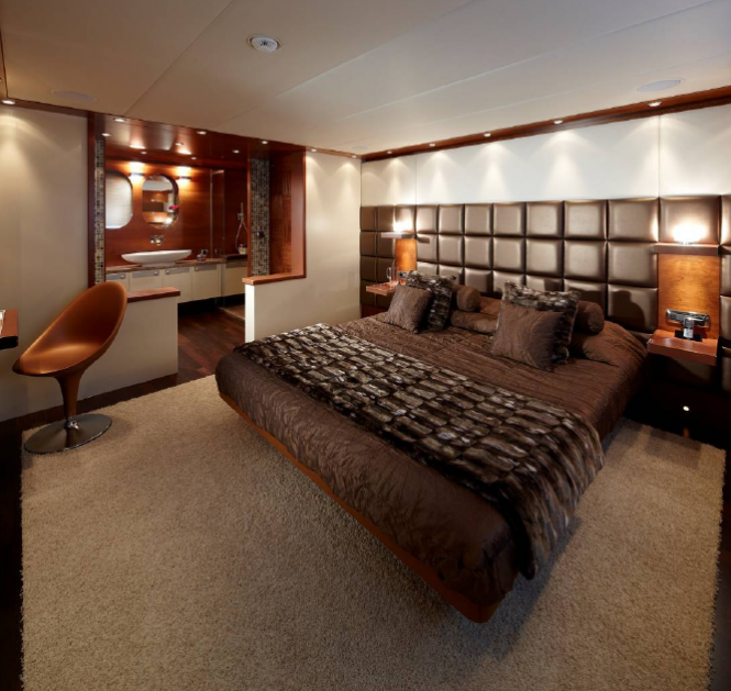 Moonen 97 Superyacht - Owner's suite Moonen 97 Superyacht - Owner's suite