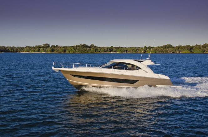 Riviera Yachts´ 4400 Sport Yacht Series II and 53 Enclosed Flybridge superyachts at FLIBS