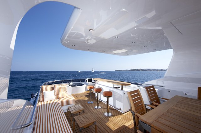 Luxurious Exterior of the Heesen Super Yacht Life Saga Luxurious Exterior of the Heesen Super Yacht Life Saga