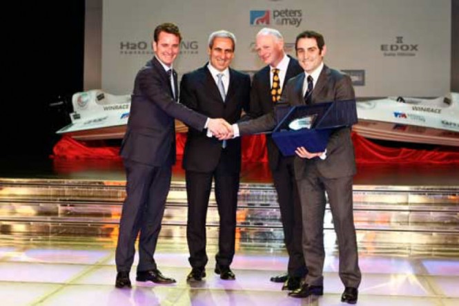Azimut Magellano 50 Yacht officially receives the ´2011 UIM Environmental Award´ Azimut Magellano 50 Yacht officially receives the ´2011 UIM Environmental Award´