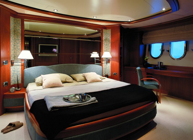 Azimut superyacht Cinque Master suite Azimut superyacht Cinque Master suite