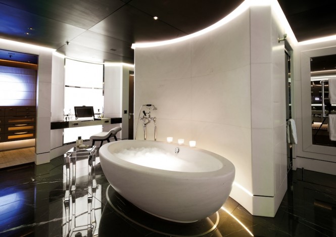Luxury Yacht Numptia - Owner's suite bath Luxury Yacht Numptia - Owner's suite bath