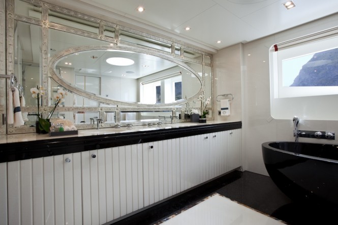 Opulent Owner's Bathroom - Superyacht Quinta Essentia Opulent Owner's Bathroom - Superyacht Quinta Essentia